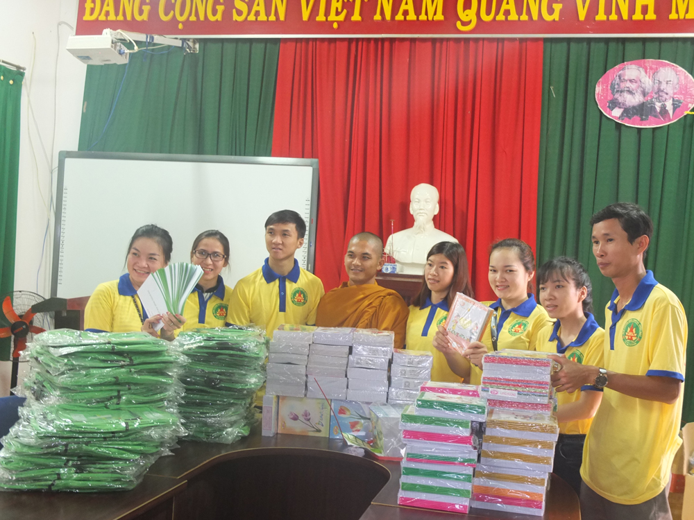 Gia Nghĩa: CLB Thanh Niên Ngọc Đạt tặng 100 suất học bổng khuyến học