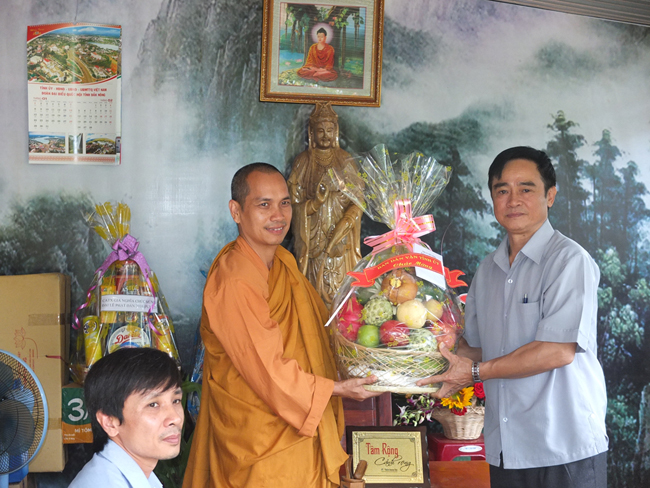 Gia Nghĩa: Ban Dân vân Tỉnh ủy, Ban Dân vận Thị ủy thăm, chúc mừng Phật đản tịnh xá Ngọc Đạt