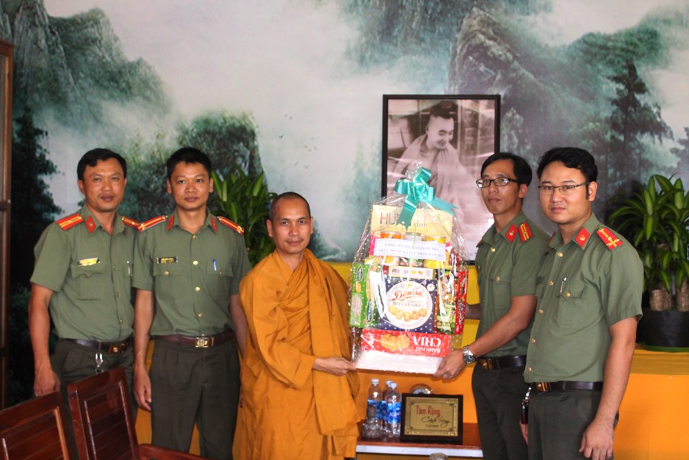 Tịnh xá Ngọc Đạt: Lãnh đạo Công an thị xã Gia Nghĩa đến thăm và chúc mừng Phật đản