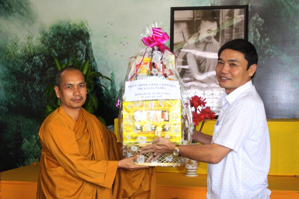 Tịnh xá Ngọc Đạt: Đoàn lãnh đạo thị xã đến thăm, chúc mừng Phật đản 2019
